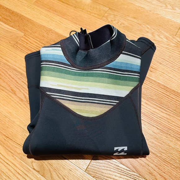 Billabong Black and Striped Wetsuit Top - Picture 4 of 4